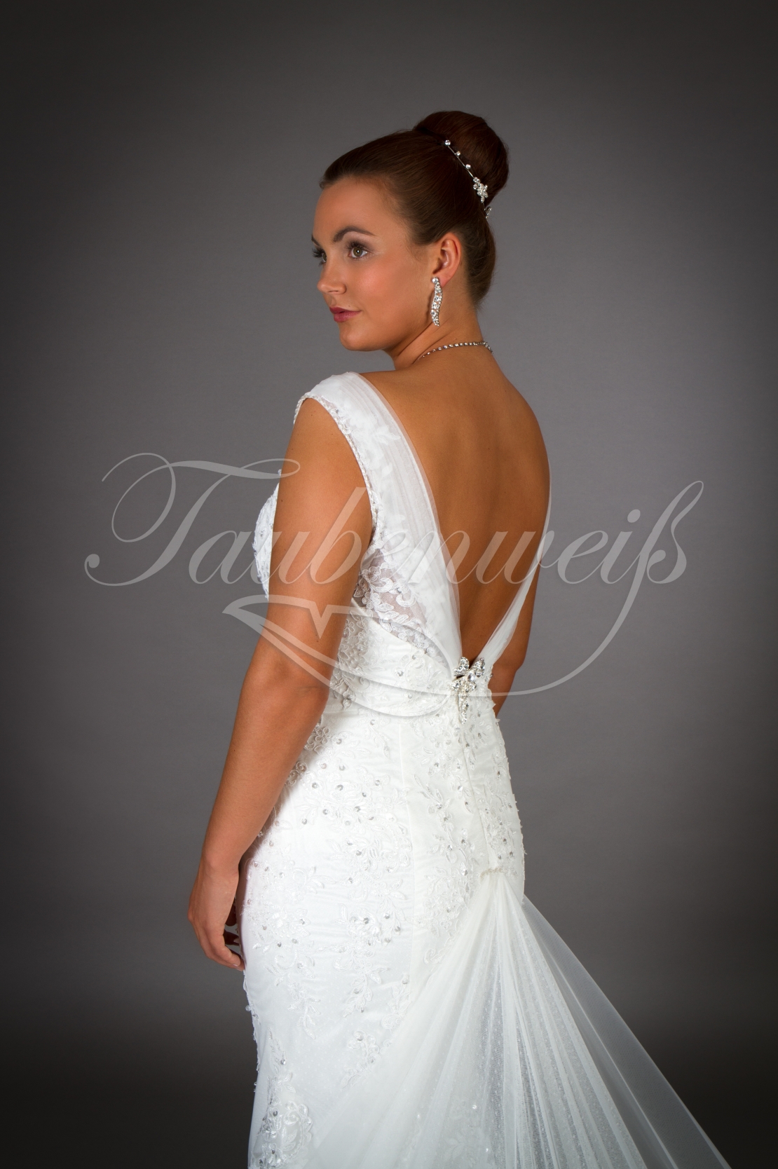 Brautkleid TW0056B aus Spitze mit abnehmbarer Schleppe