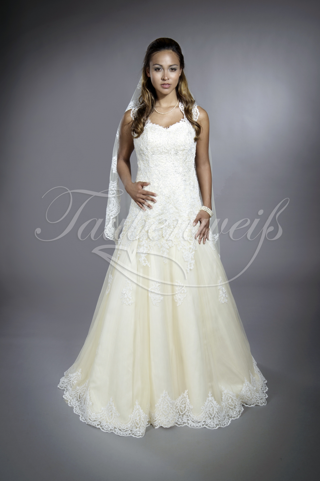 Brautkleid Tw02b Mit Romantischer Spitze Und Schlusselloch